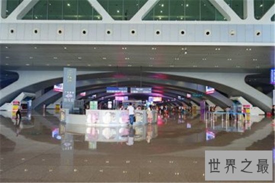 不得不说中国最大的火车站竟然可以容纳这么多人,真的强!
