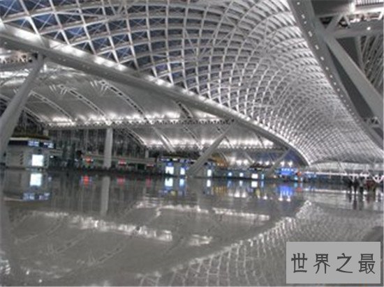 不得不说中国最大的火车站竟然可以容纳这么多人,真的强!