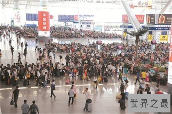 不得不说中国最大的火车站竟然可以容纳这么多人,真的强!