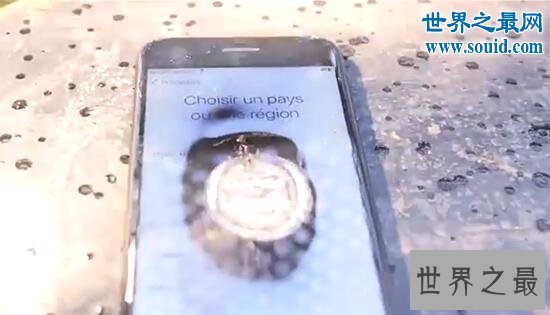 世界上最亮的手电筒,光线能熔化iPhone的屏幕