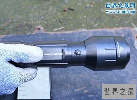 世界上最亮的手电筒,光线能熔化iPhone的屏幕