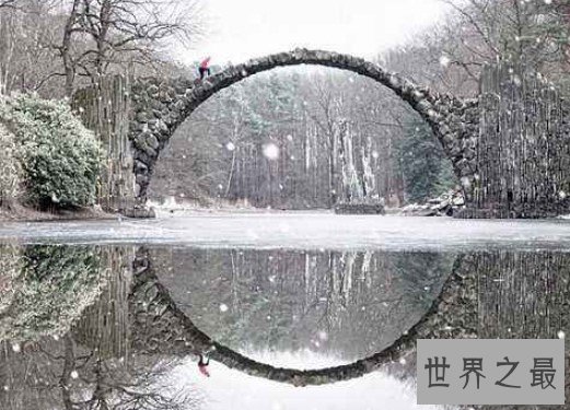 世界上最漂亮的拱桥魔鬼桥,独特的建筑风格以及如诗画般的风景