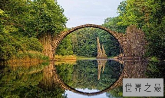 世界上最漂亮的拱桥魔鬼桥,独特的建筑风格以及如诗画般的风景