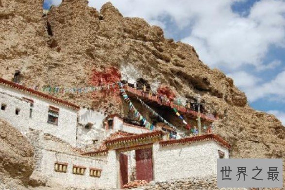 倒悬空寺是《藏地密码》中虚构的建筑,其原型是山西悬空寺