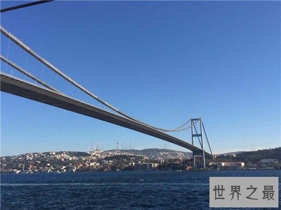 博斯普鲁斯海峡大桥共有三座,远处看像条金黄色的龙