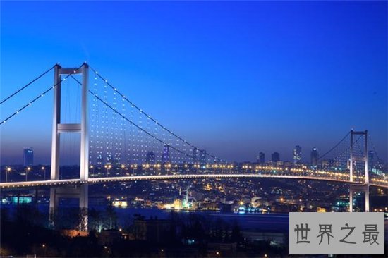 博斯普鲁斯海峡大桥共有三座,远处看像条金黄色的龙