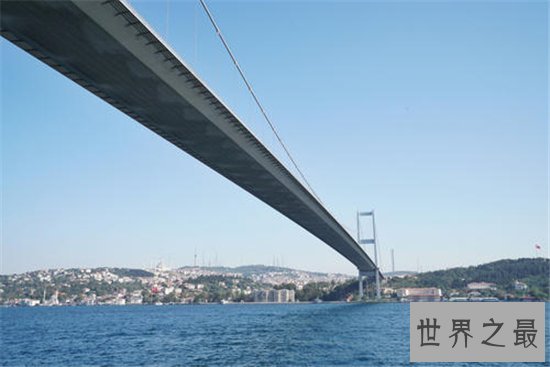 博斯普鲁斯海峡大桥共有三座,远处看像条金黄色的龙