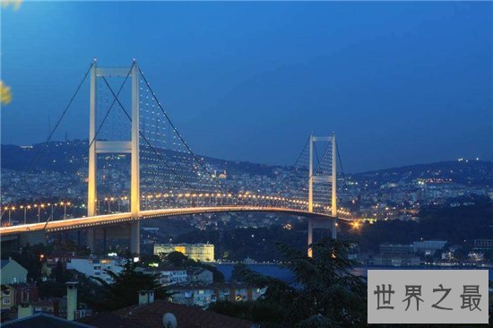 博斯普鲁斯海峡大桥共有三座,远处看像条金黄色的龙