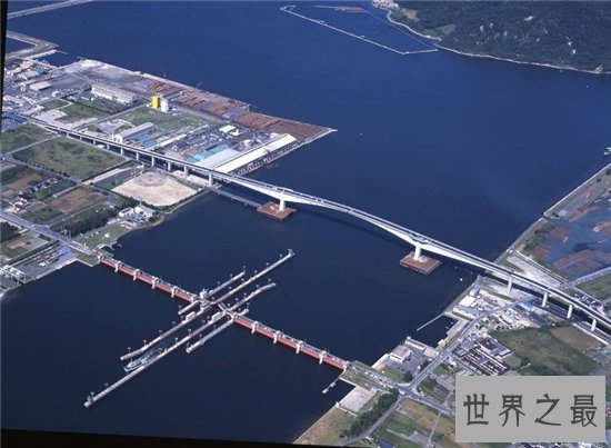 日本江岛大桥以陡峭闻名,像过山车一样恐怖的大桥