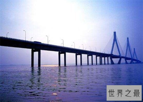 日本江岛大桥以陡峭闻名,像过山车一样恐怖的大桥
