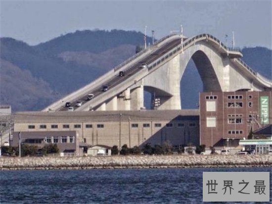 日本江岛大桥以陡峭闻名,像过山车一样恐怖的大桥