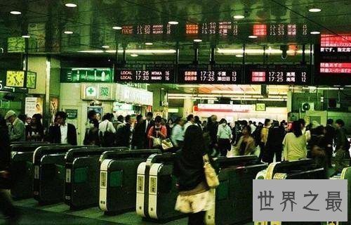 世界上最挤的地铁,很多女孩的噩梦你敢去吗