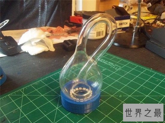 克莱因瓶从未成功造出,是否能装水是未知数