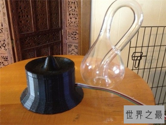 克莱因瓶从未成功造出,是否能装水是未知数