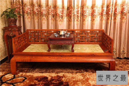 明清家具种类繁多,紫檀雕花架子床雕刻精细