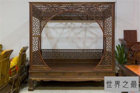 明清家具种类繁多,紫檀雕花架子床雕刻精细