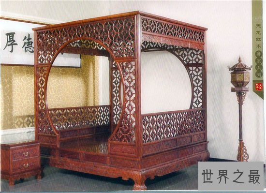 明清家具种类繁多,紫檀雕花架子床雕刻精细