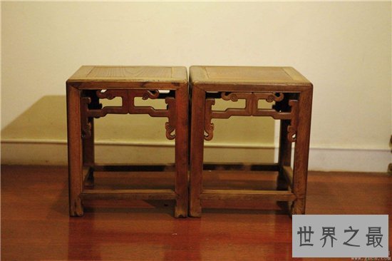 明清家具种类繁多,紫檀雕花架子床雕刻精细