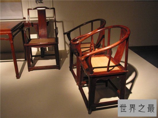 明清家具种类繁多,紫檀雕花架子床雕刻精细