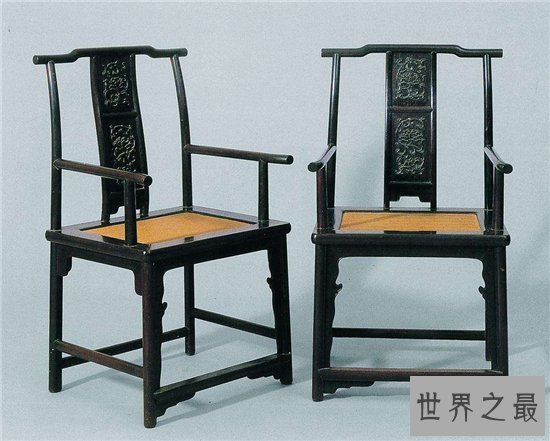 明清家具种类繁多,紫檀雕花架子床雕刻精细