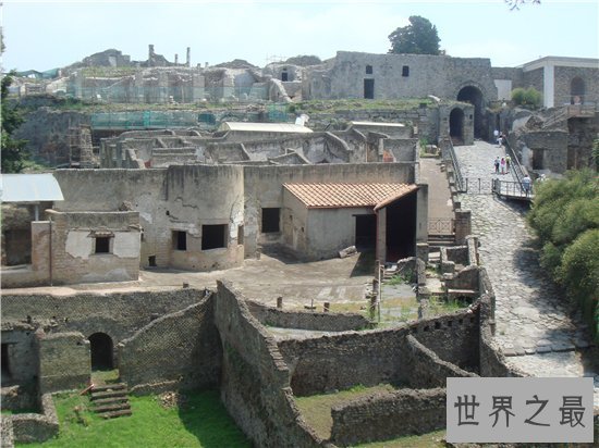 庞贝古城地理位置优越,经过多次摧残依旧风景优美
