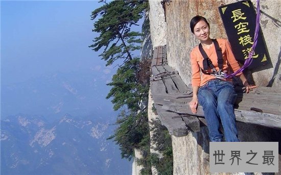 华山长空栈道地势险峻,早在700多年前便已经修建