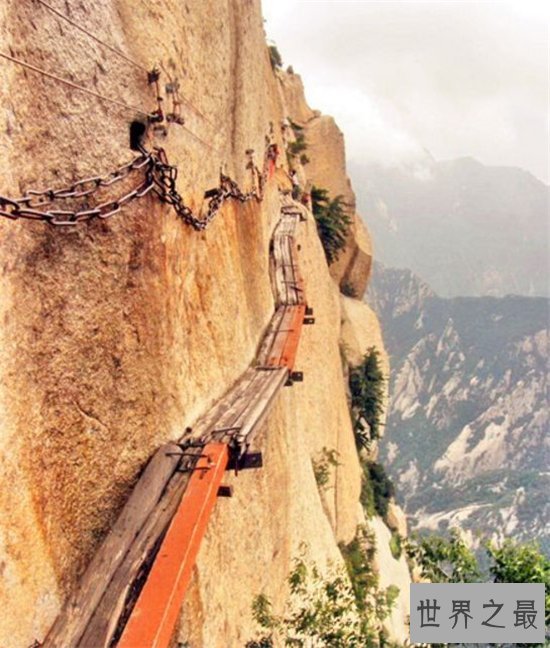 华山长空栈道地势险峻,早在700多年前便已经修建