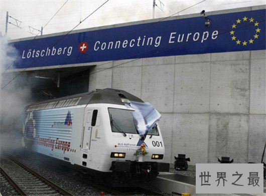 世界上最长的火车长达7353米,八个车头才能拉动