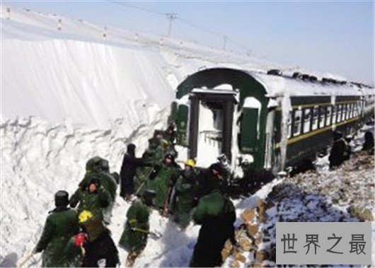 世界上最长的火车长达7353米,八个车头才能拉动