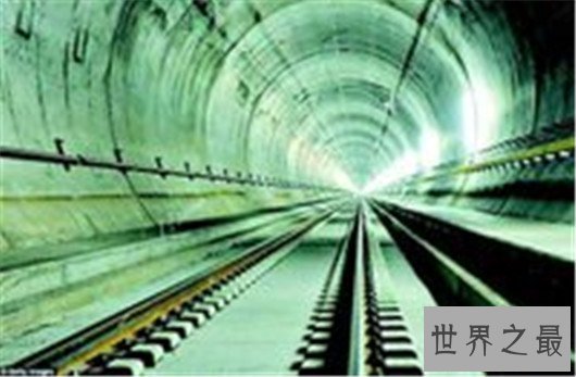 世界上最长的火车长达7353米,八个车头才能拉动