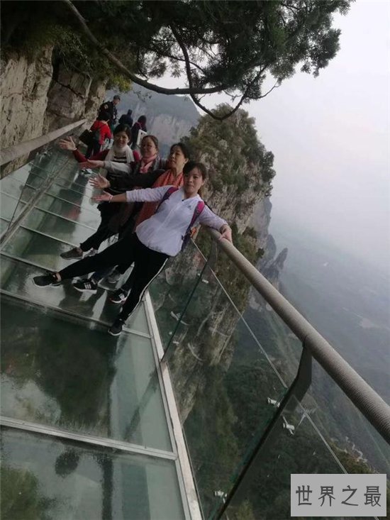 白石山玻璃栈道 国内最宽海拔最高的玻璃栈道你要不要体验一下