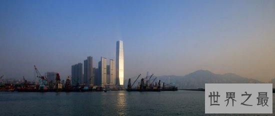 吉尼斯世界纪录的环球贸易广场是香港的西九龙,手法却是仿照美国的