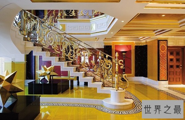 迪拜帆船酒店住一晚费用的是130000元,入住酒店可以安排直升机接送