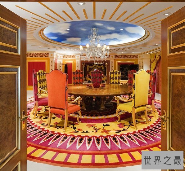 迪拜帆船酒店住一晚费用的是130000元,入住酒店可以安排直升机接送