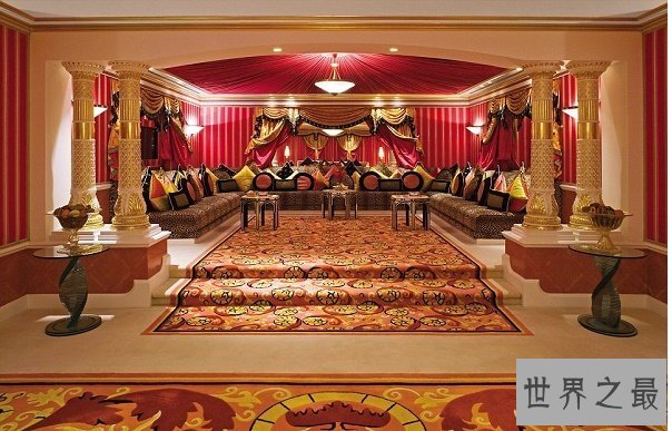 迪拜帆船酒店住一晚费用的是130000元,入住酒店可以安排直升机接送