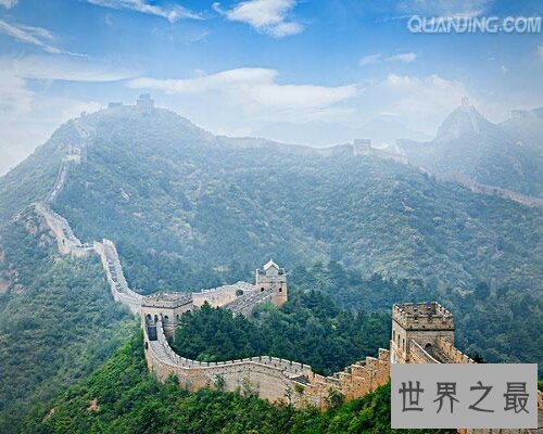 万里长城,是中国的地标性建筑,磅礴万里
