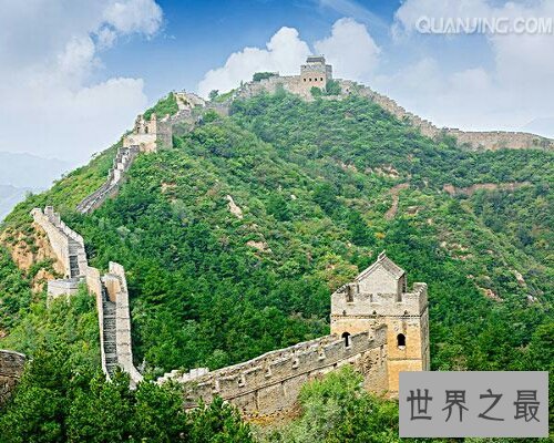 万里长城,是中国的地标性建筑,磅礴万里