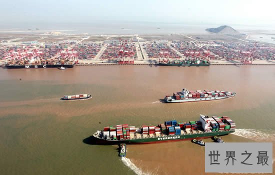 中国最大的港口,上海港(年吞吐量7.76亿吨)