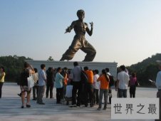 世界上最高的李小龙铜像