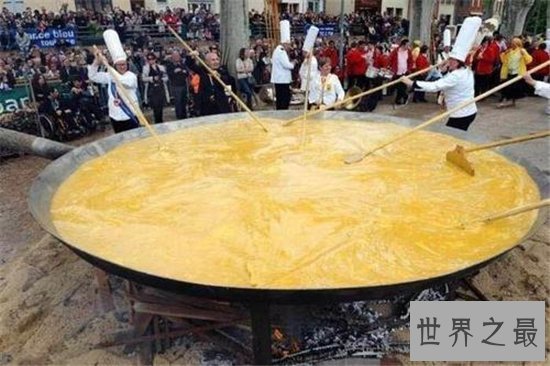 世界上最大的煎蛋,蛋之大一锅顿不下!