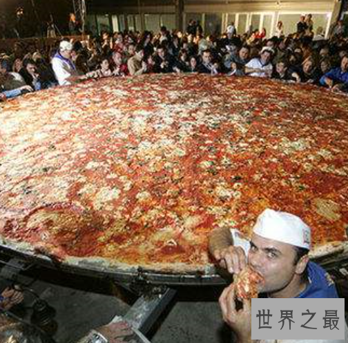 世界最大披萨,长度达到了1595米上千人一起共享。