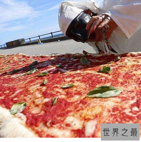 世界最大披萨,长度达到了1595米上千人一起共享。