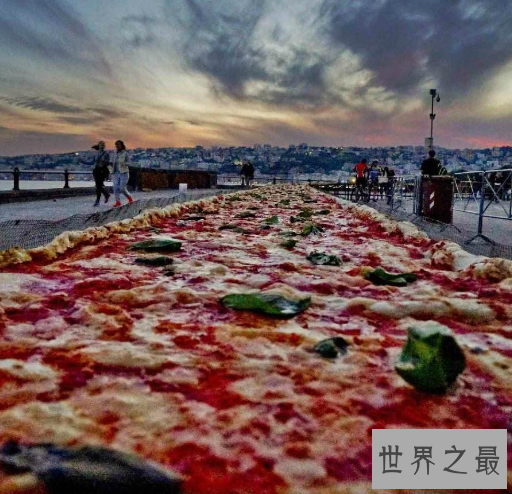 世界最大披萨,长度达到了1595米上千人一起共享。