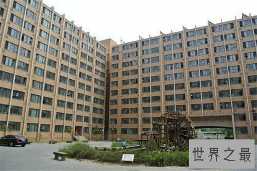 亚洲最大宿舍楼,女生占多数,自给自足大半个月不用出门