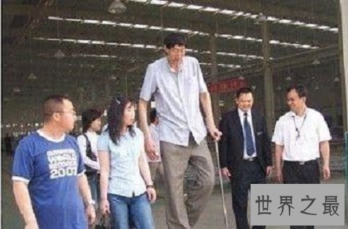 中国第一高人鲍喜顺,身高是普通人的两倍