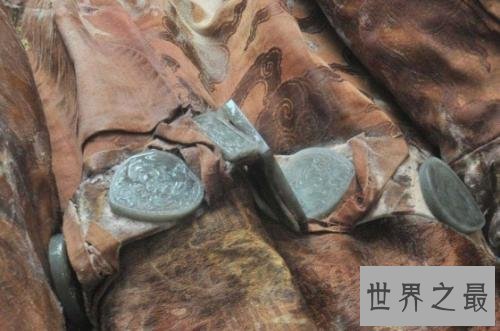 2008年的龙袍干尸,透露出的信息竟然是康熙盛世的钥匙