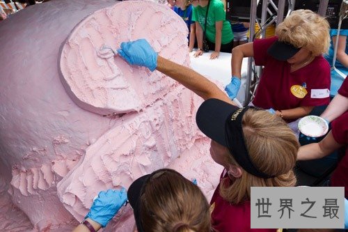 世界上最大的冰淇淋,重达1.4吨/高1.67米(图)