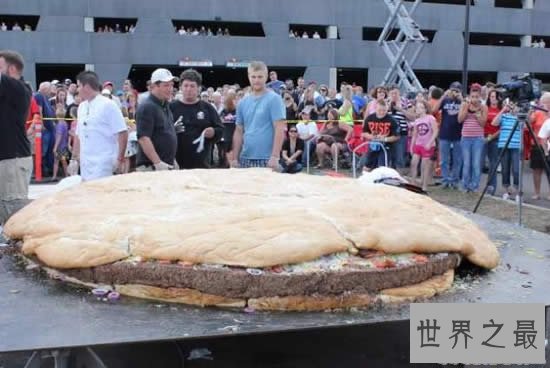 世界上最大的汉堡,重达1828斤/直径为3米(图)