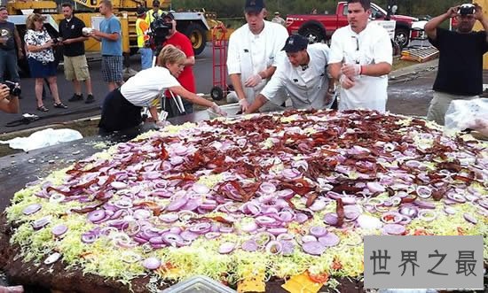 世界上最大的汉堡,重达1828斤/直径为3米(图)