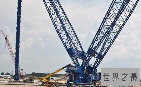 世界上最大的吊车,起重达7500吨(直接吊起房子)
